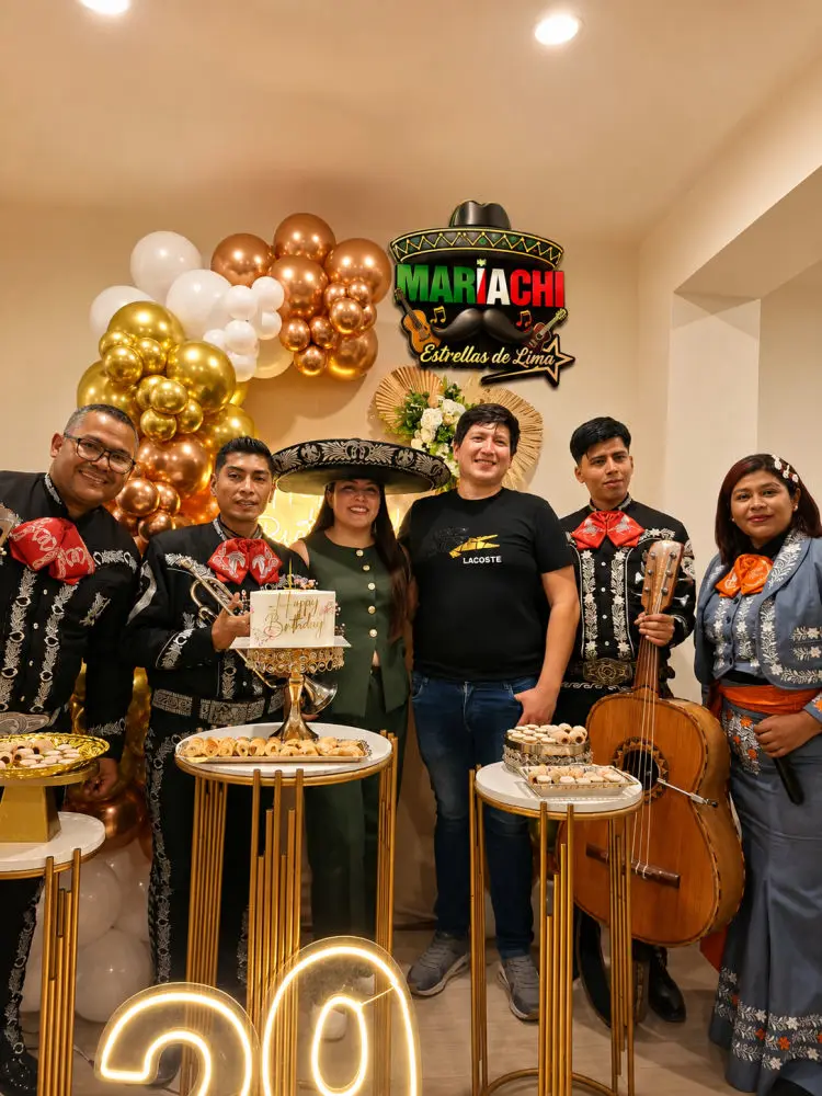 Mariachi Estrellas de Lima en una serenata de cumpleaños con globos dorados