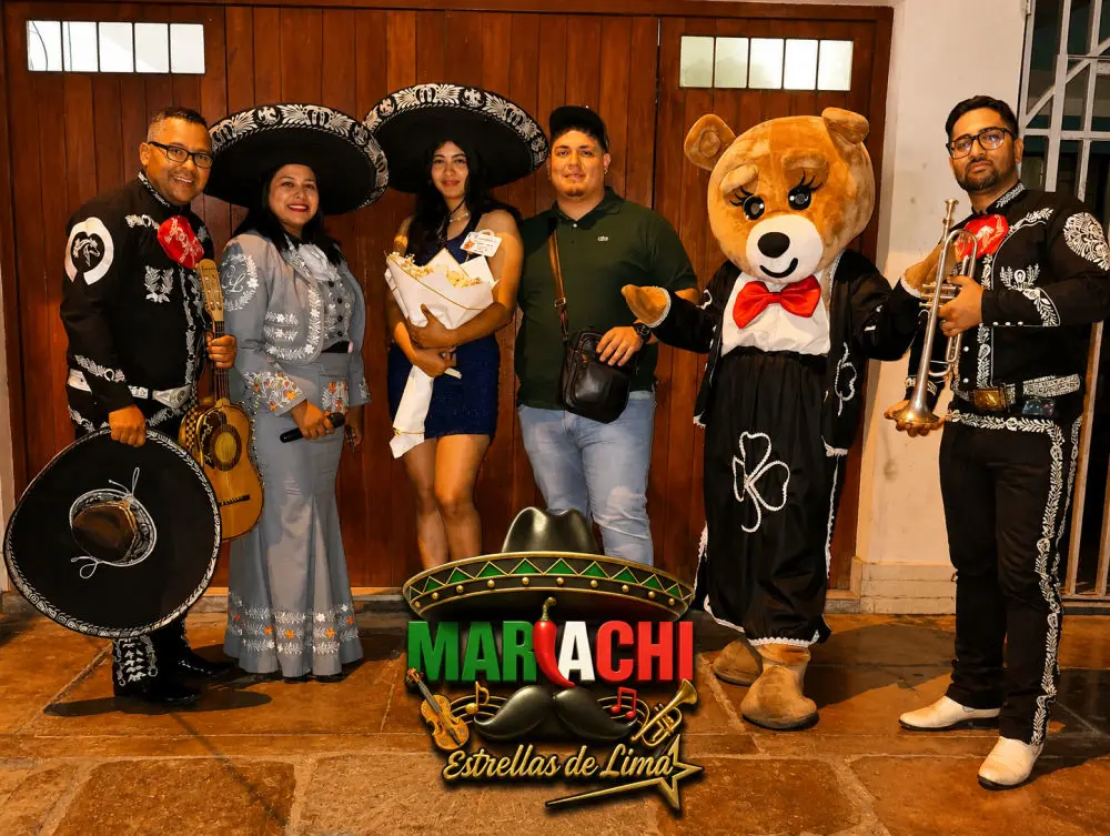El grupo junto a una clienta celebrando en su sala