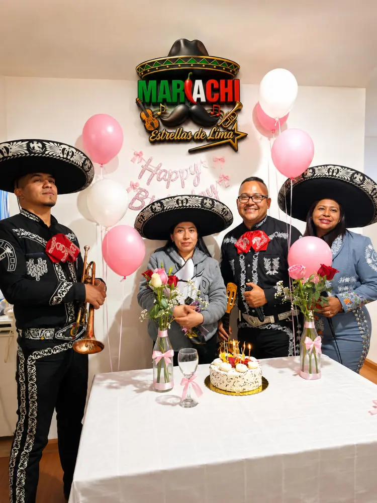 Celebración de cumpleaños con globos rosados y el cuarteto completo
